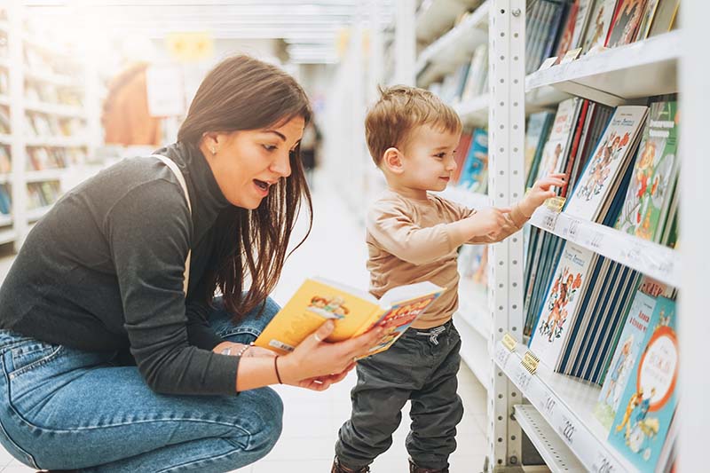 Niño eligiendo un libro para leer